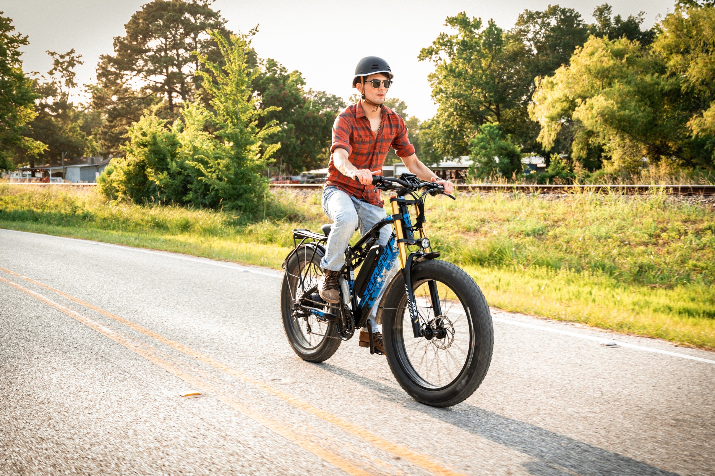 A man rides an electric bike-0915